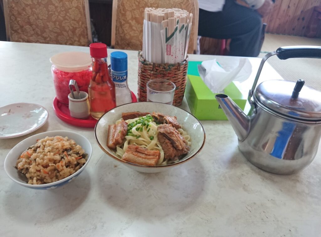 八重食堂のソーキそば