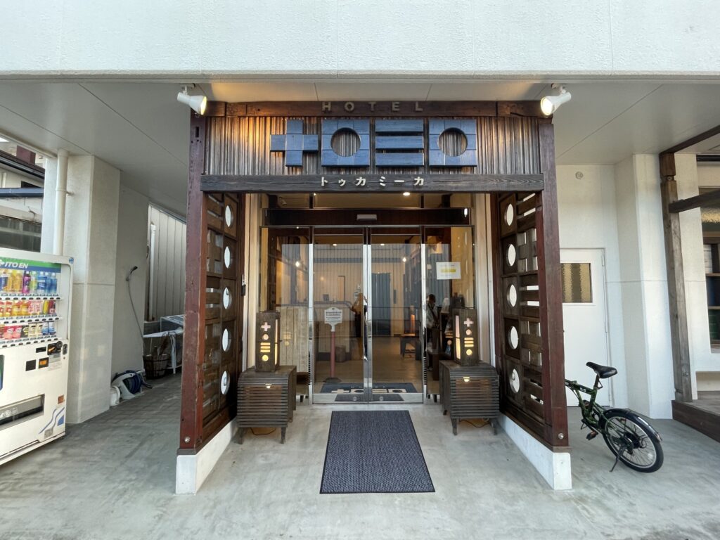 石垣島のHOTEL十日三日(トゥカミーカ)の入口と看板