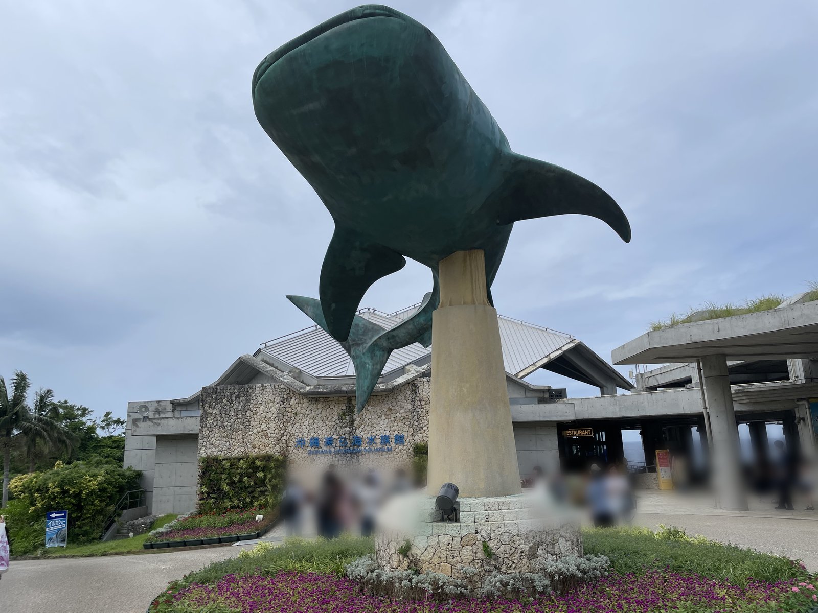 沖縄美ら海水族館の入口前にあるジンベエザメの像